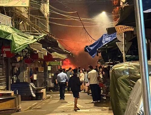 群隊街小販檔燒燬